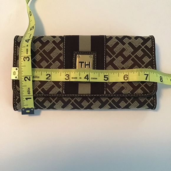 TOMMY HILFIGER: Brown and tan monogram wallet. Snap closure. - Picture 5 of 5